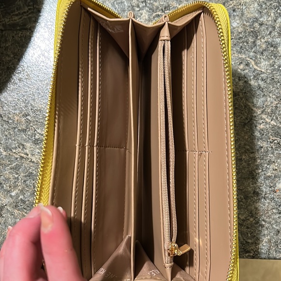 NWT Anne Klein Slim Zip Wallet, AK Coated Hardware & Detachable Wristlet in Lime - Picture 5 of 9